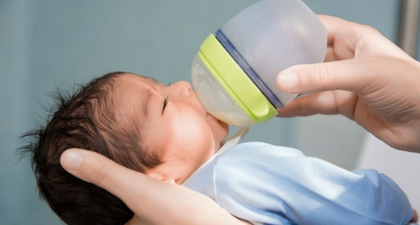 Cup Feeder Bayi, Ketahui Manfaat dan Cara Pakainya!