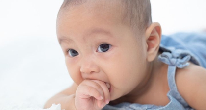 Fase Oral Bayi, Saat Si Kecil Senang Memasukkan Benda ke Mulut