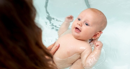 Jangan Salah! Perawatan Kulit Sensitif Bayi Dimulai sejak Dimandikan