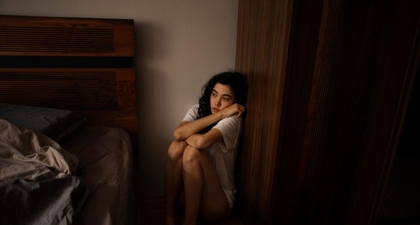 Beda dengan Baby Blues, Moms Wajib Kenali Depresi Pasca Melahirkan