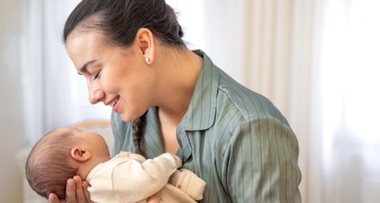 10 Cara Stimulasi Bayi 2 Bulan agar Tumbuh Cerdas