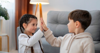 Orang Tua Perlu Bijak, Ini Cara Efektif Mengatasi Sibling Rivalry pada Anak