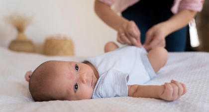 5 Cara Mengatasi Kentut Bayi Bau Busuk