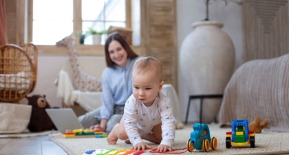 7 Manfaat Bermain Sensory Play untuk Bayi