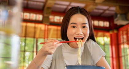 5 Manfaat Kesehatan Makan Pakai Sumpit
