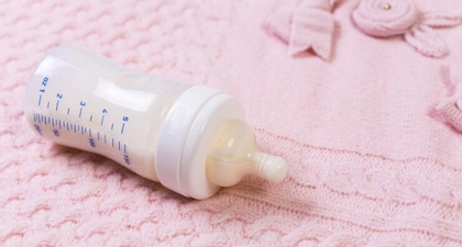 Harus Jeli! Ini Ciri-Ciri BAB Bayi Tidak Cocok Susu Formula