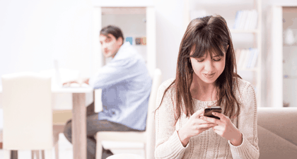 7 Tanda Istri Memikirkan Pria Lain, Bukan Sekadar Curiga!