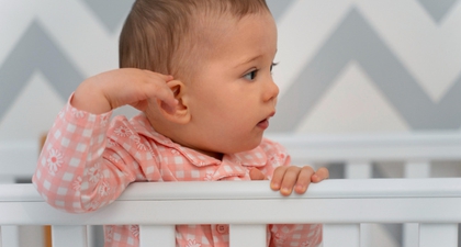 Begini Cara Aman Membersihkan Kotoran Telinga Bayi yang Mengeras