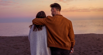 5 Arti Mimpi Dipeluk dari Belakang oleh Orang yang Dikenal