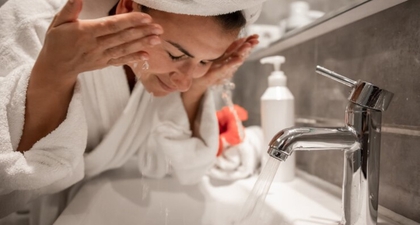 Lebih Cerah dan Terawat, Ini Tips Merawat Kulit dengan Double Cleansing