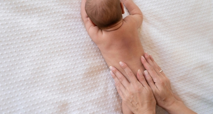 Rekomendasi Minyak Pijat Bayi yang Aman untuk Si Kecil