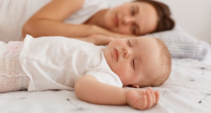 Moms, Ini Cara Mengatasi Bayi yang Tidur Miring