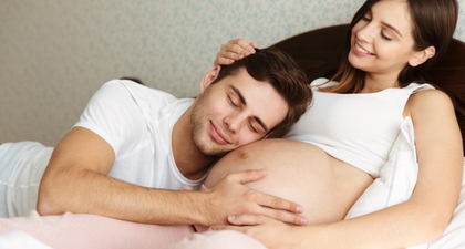 Ini Posisi Berhubungan Intim yang Aman saat Hamil 8 Bulan