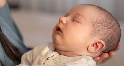 Jangan Keliru, Begini Cara Membersihkan Telinga Bayi