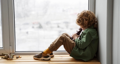 Ciri-Ciri Anak Introvert dan Cara Orang Tua Mendukungnya agar Tumbuh Percaya Diri