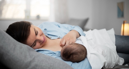 Bolehkah Menyusui Sambil Tiduran? Ini Manfaat dan Risikonya, Moms
