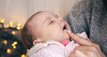 Begini Cara Membersihkan Lidah Bayi yang Putih dengan Aman