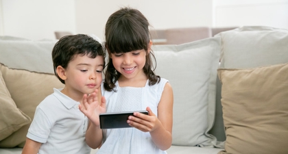 Mata Anak Berkedip-kedip Karena HP, Ini Cara Mengatasinya, Moms