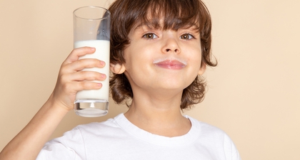 10 Manfaat Minum Susu Sapi Segar untuk Anak
