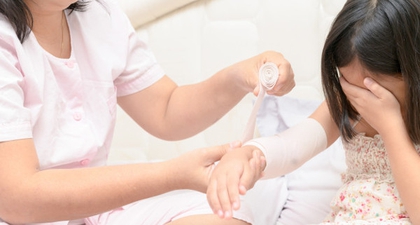 Si Kecil Cedera, Bawa ke Dokter atau Ahli Pijat?