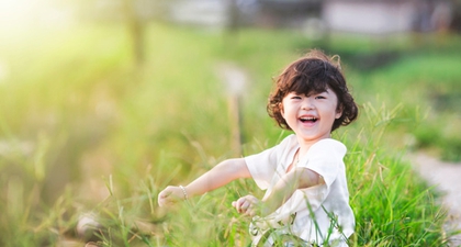 8 Alasan Membiarkan Balita Bermain Di Luar