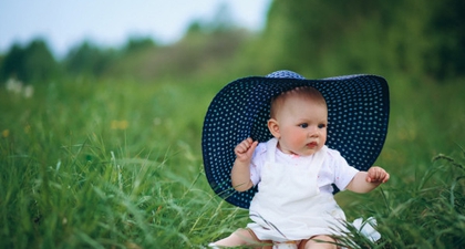 Kenapa Bayi Menangis Saat Didudukkan di Atas Rumput?