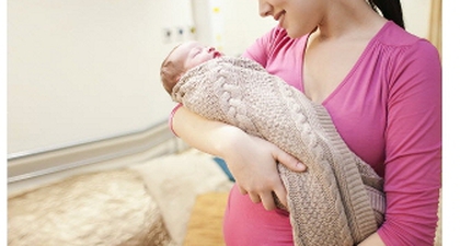 5 Tips Menggendong Bayi Menggunakan Kain