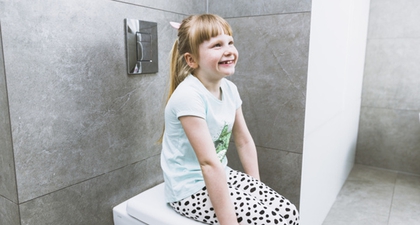 8 Tips Menggunakan Toilet Umum saat Bersama Anak