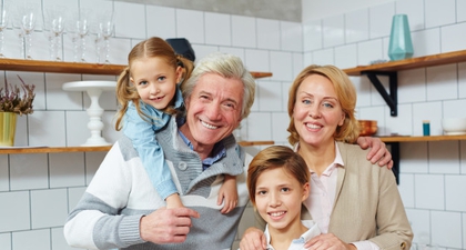 Ini Untung dan Rugi Menitipkan Anak pada Kakek-Nenek