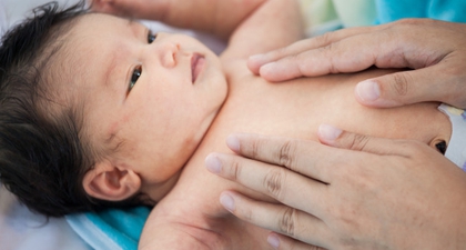 Agar Optimal, Perhatikan Hal Berikut saat Memijat Bayi