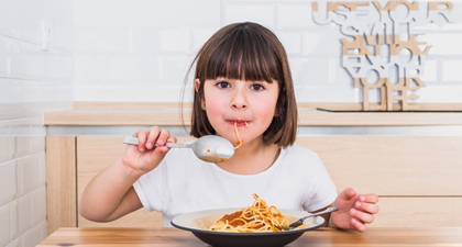 Mengatasi Kebiasaan Balita yang Gemar Mengemut Makanan