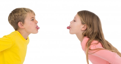 5 Cara Mengatasi Persaingan antara Kakak dan Adik