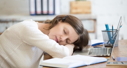 Ngantuk di Siang Hari, Lebih Baik Tidur atau Minum?