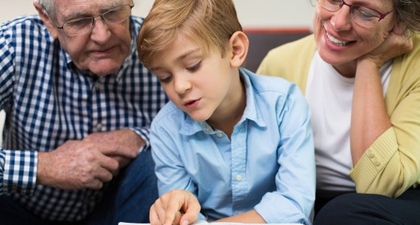 Menitipkan Anak pada Kakek Nenek? Boleh Kok! Asalkan...