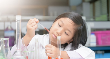 Moms, Ini 4 Cara Kenalkan Sains pada Anak