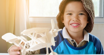 5 Tips Aman & Nyaman Liburan Naik Pesawat dengan Anak