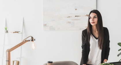 Sering Berdiri Bisa Turunkan Berat Badan Lho, Moms!