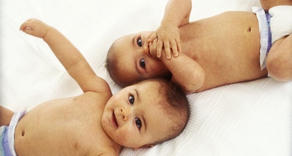 Tips Menyusui Bayi Kembar