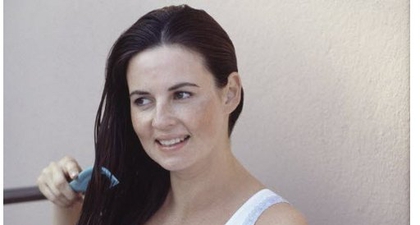 Tips Mengatasi Rambut Berketombe dan Rontok Pasca Persalinan