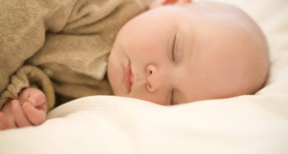 3 Posisi Tidur Bayi sesuai Usianya