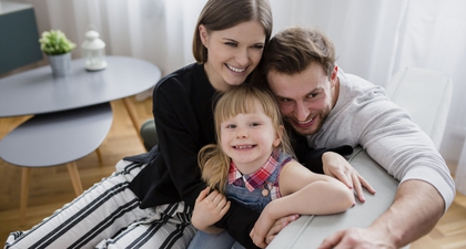 Mencintai Anak dan Memanjakan Anak Itu Beda Lho, Moms!