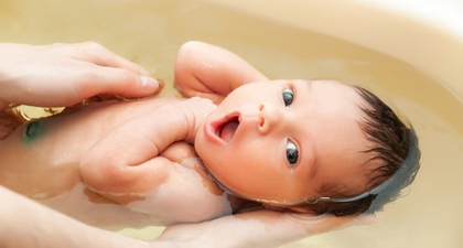 Hindari Ini, 7 Kesalahan yang Dilakukan saat Memandikan Bayi
