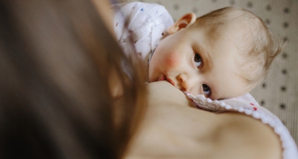 10 Tanda Fisik Bayi Anda Terlalu Banyak Minum Susu