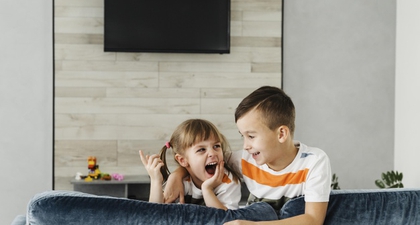 6 Kombinasi Zodiak Kakak Beradik yang Kompak Banget