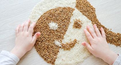 Mengenal Manfaat Sensory Play Balita: Color Rice