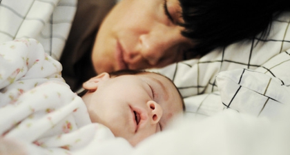 Moms, Ini Bahayanya Bayi Tidur Bersama Orang Tua!