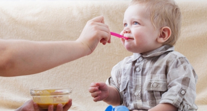 7 Makanan Sumber Protein yang Baik untuk Bayi Anda