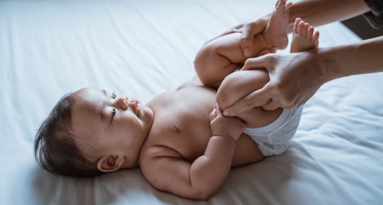 Bayi Susah BAB? Coba Pijat Gowes Sepeda ala Mona Ratuliu