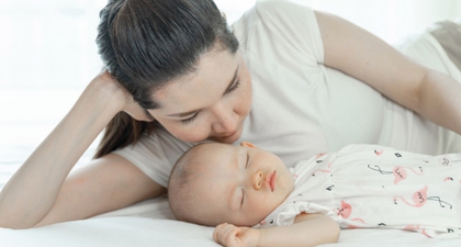 Moms, ini 7 Tips Aman dan Nyaman Tidur Bersama Bayi