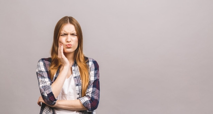 Gusi Sering Terasa Ngilu, Ini 6 Kemungkinan Penyebabnya